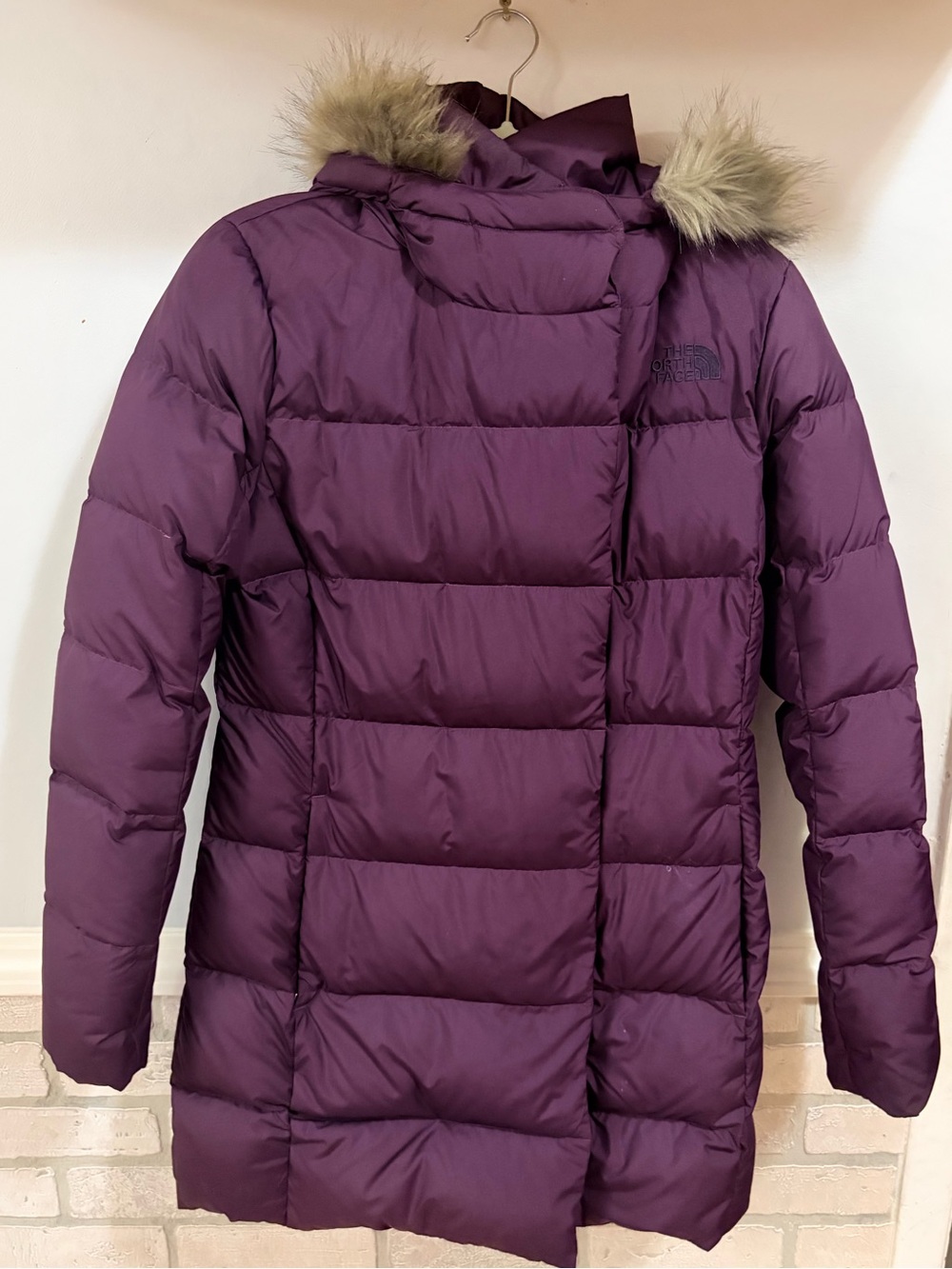 The North Face Women's New Dealio Down Parka Faux Fur Trim Hooded Parka Coat